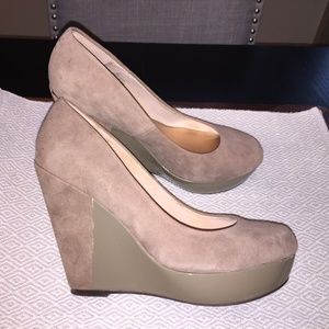 EUC STEVEN by SteveMadden Noted Suede/Patent Wedge